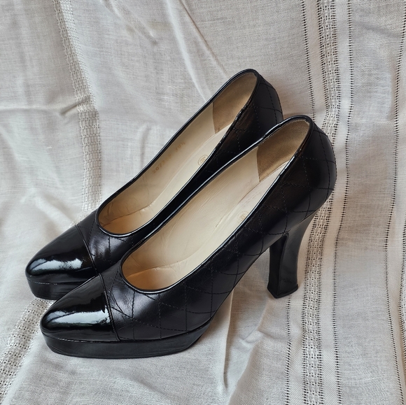 Authentic Vintage Chanel Patent Leather Quilted Pumps Heels Size 39.5 - Picture 3 of 16